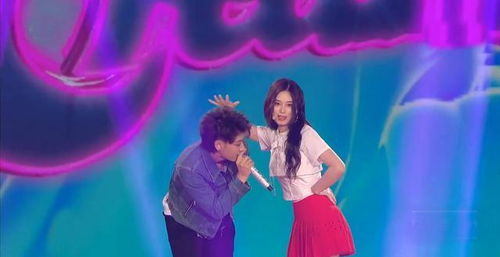 黄子韬和徐艺洋在上海演唱会红毯上合影