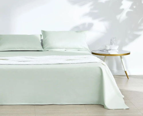 学生使用风扇和凉席试图降温