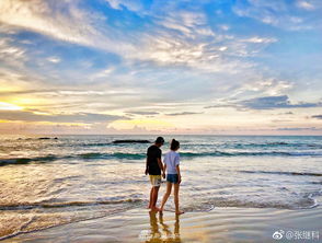 两位男性在海边散步的场景