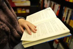 穆坤飞手持书本认真阅读的画面