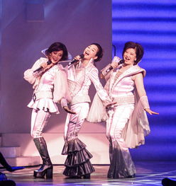 金昀在《妈妈咪呀》舞台上演唱《海阔天空》