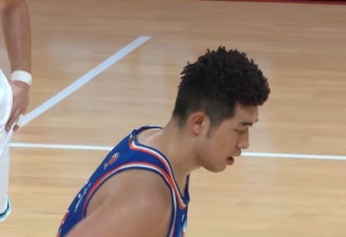 杨瀚森身穿青岛队球衣庆祝胜利