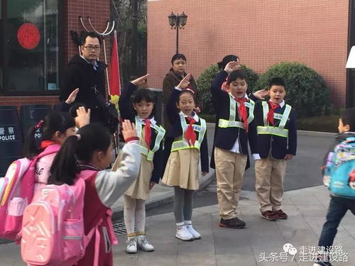 林初与孩子们互动