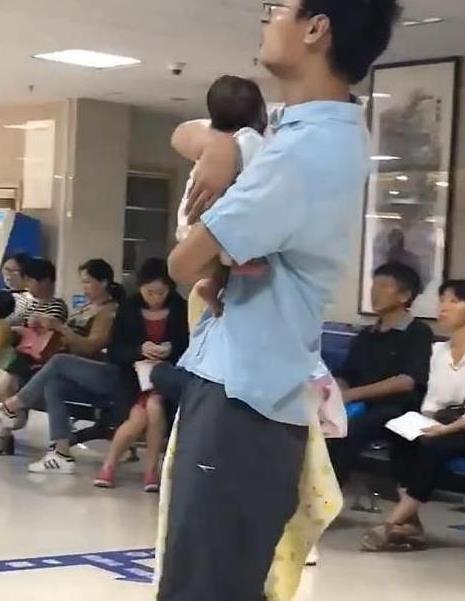 95后丈夫直播跳舞只为救妻女 百万治疗费压垮一个家庭的希望