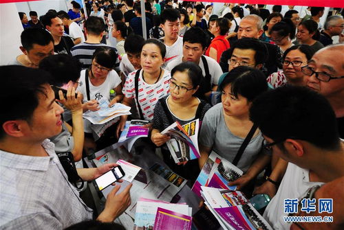 家长和学生在咨询高考志愿填报服务