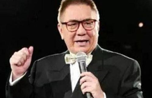 黄沾在录音棚里工作的旧照