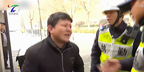 于清斌站在街头拿着外卖订单微笑