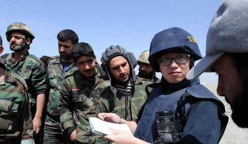 战地记者手持摄像机在街头拍摄