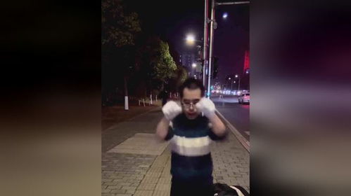 一位父亲在镜头前跳舞，汗水湿透衣服