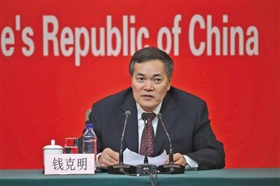 雷军在发布会现场回答记者提问的照片