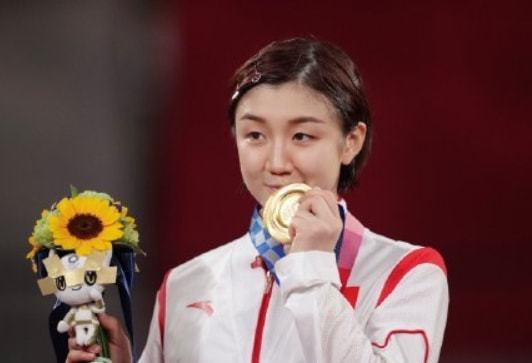 陈梦与黄晓明合影微笑