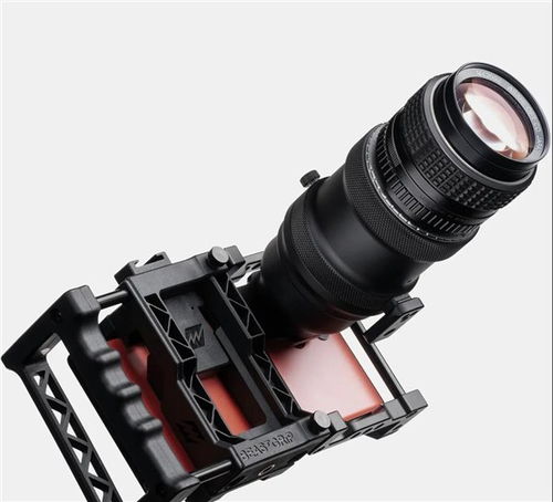 《惊变28年》拍摄现场<p>这不仅是对传统电影工业的一次挑战，更是对移动摄影潜力的一次深度挖掘。如果你现在还觉得“手机拍电影”只是炒作，那可能真的该重新审视这个新时代了。</p><h2 id=