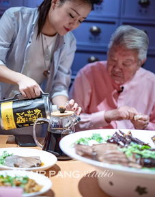 蔡澜在餐厅品尝美食的照片