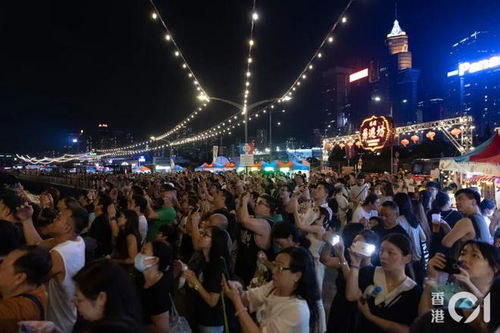 人群围观维港跳水活动