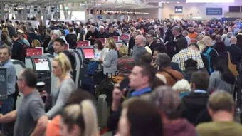 机场安检人员工作场景