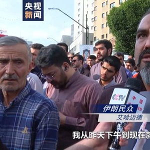 民众手持画像悼念