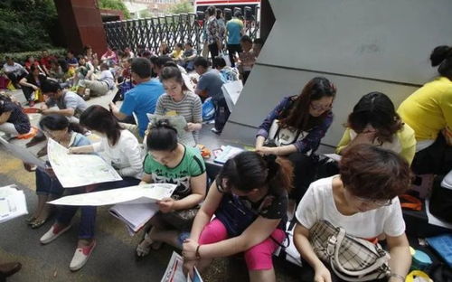 学生参加高考考试