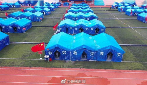 学生在帐篷区内使用笔记本电脑学习