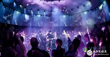 演唱会现场后排观众站立观看