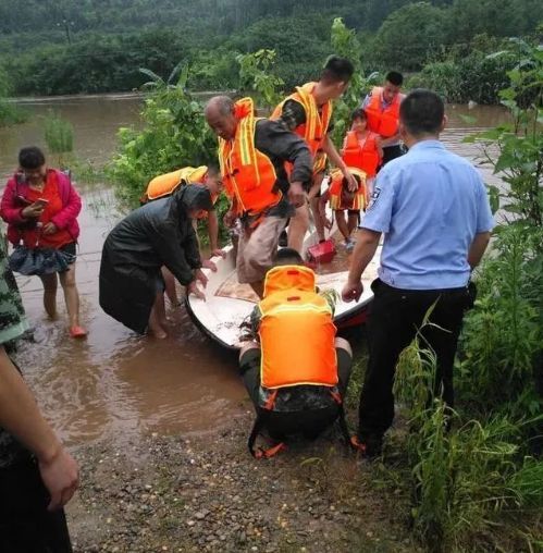 冲锋舟救援被困居民