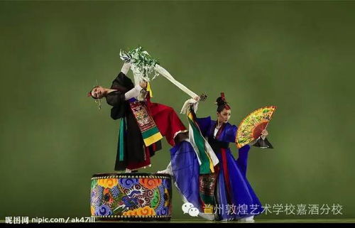 演员身着古装在舞台上表演<br><h2 id=