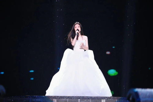 单依纯是顶了个飞碟来唱歌吗？《歌手2025》颠覆全场的魔性李白舞台