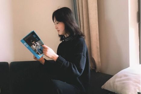 金智秀在图书馆看书的照片