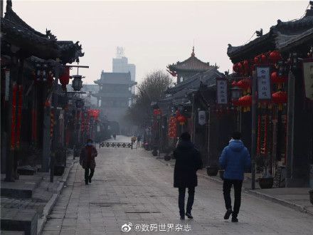 古城内部空荡无人的街道