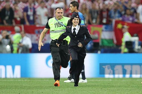 球迷与球员击掌互动