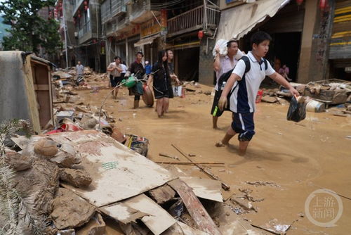 榕江灾后清淤现场图