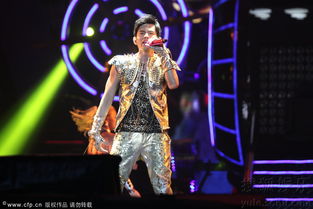 周杰伦在演唱会现场表演