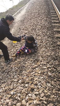 两名小学生在铁轨上玩耍并放置石块