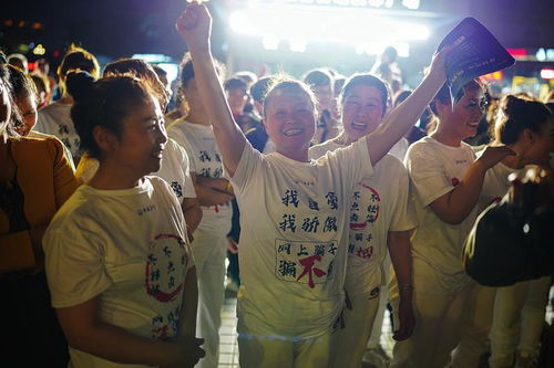 盐城街头球迷拍照打卡