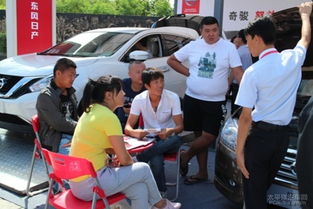 消费者在汽车展会上咨询价格