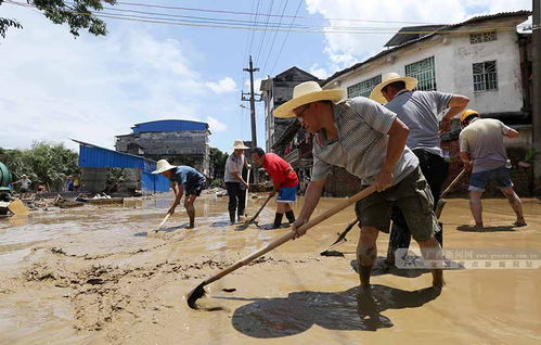 志愿者为老人送水送饭<br><br><h2>【希望仍在：风雨之后见彩虹】</h2><p>尽管洪水带来了巨大的破坏，但这座小城并未失去希望。政府迅速启动应急预案，组织人员开展清淤、消杀、供电恢复等工作。</p><p>据榕江县防汛抗旱指挥部消息，截至6月25日下午，全县已基本恢复正常供水供电，部分商铺也开始营业。“我们正在评估灾情，后续会有相应的补贴政策出台。”一名工作人员表示。</p><p>而对于汽车城的老板们来说，未来依然充满挑战。“我们打算先修好屋顶，再把店里的电路重新布一遍。”那位老板眼神坚定地说，“只要人还在，生意就能做下去。”</p><p style=