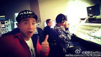 周杰伦在录音室专注工作