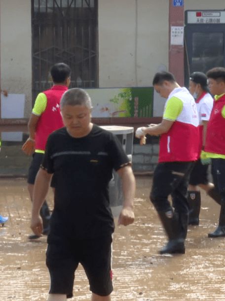 洪水退去后的街道满地狼藉