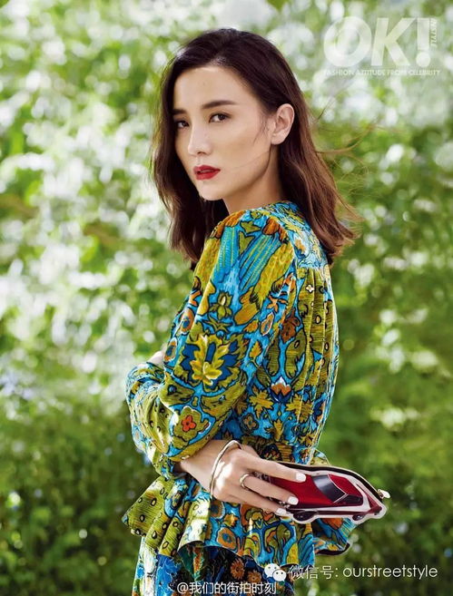 宋佳领奖台上落泪画面