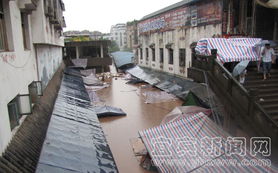被洪水淹没的商铺内部