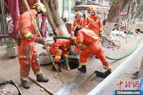 消防员在榕江街头清淤工作