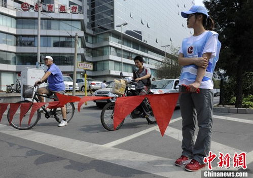 志愿者在榕江街头清淤