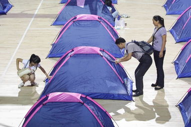 学生在帐篷内休息场景