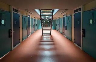 监狱系统内部办公场景