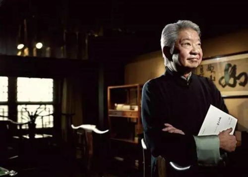 蔡澜晚年在阳台喝茶看书