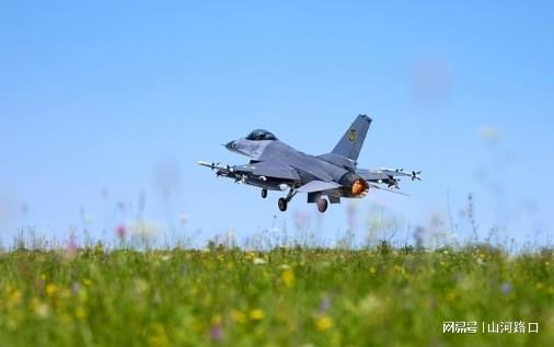 乌一架F-16战机坠毁 飞行员身亡，真相扑朔迷离