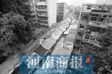 榕江街道夜晚第一盏复明的路灯