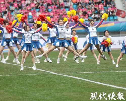 球迷在苏超赛场观看比赛