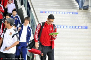 球迷乘坐高铁前往观看比赛