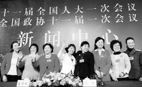 女子成功逃生后接受记者采访