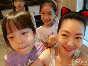 郑志龙与女儿郑红艳在家中小院聊天